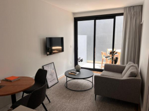 Stylish 2 bedrooms townhouse in central Wellington with a free car park